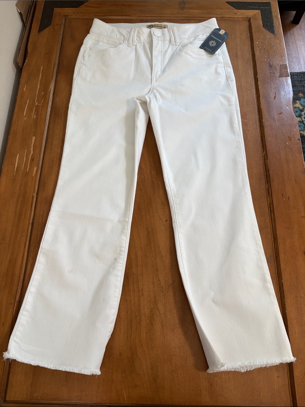 Democracy NWT AbTechnology White Flare Jeans with Frayed Hem Size 8